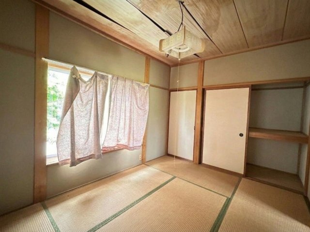 天井や壁に経年変化が見られる、木造住宅の室内です