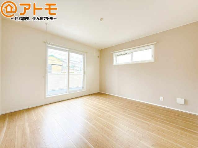 アクセントクロスが印象的なお部屋です。お気に入りの家具に囲まれてゆったり過ごしたいですね♪