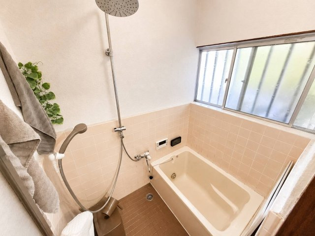 スタイリッシュなオーバーヘッドシャワー完備！優しい色調のバスルームで、窓からの風を感じながら極上の癒やしタイムを。