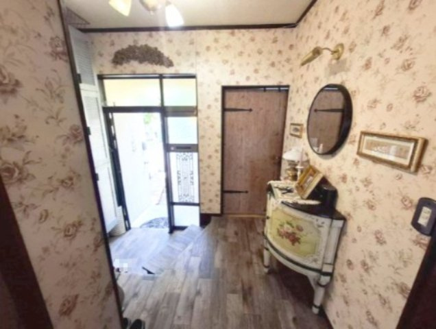 花柄壁紙と木目が心地よく調和した空間です！