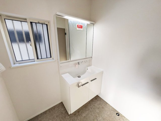 三面鏡の裏側の収納スペースには、スキンケア用品やヘアケア用品などをすっきり整理できます。