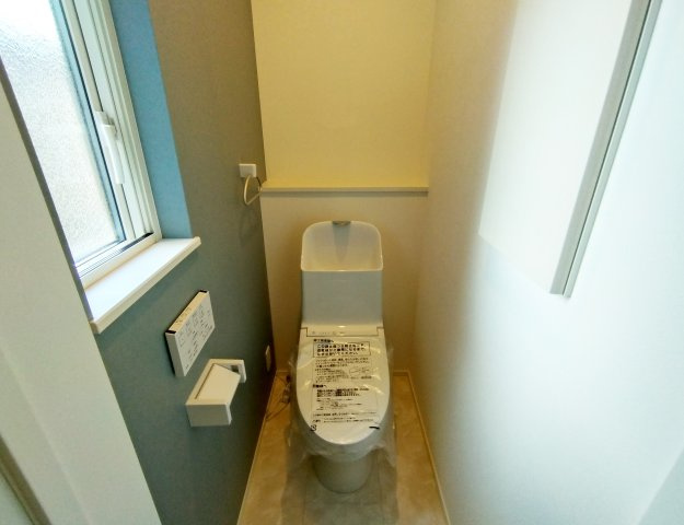 シンプルで使いやすい暖房・温水シャワー洗浄機能付きトイレは標準装備です！