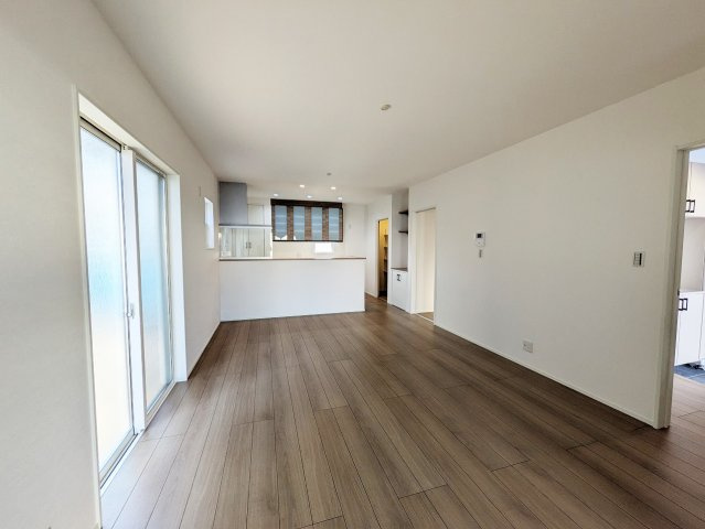 ご家族が集まるリビングダイニングは陽光あふれるあたたかなお部屋
