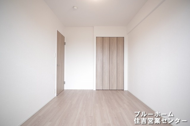 約5.5帖の洋室です！お部屋には収納や窓があります！