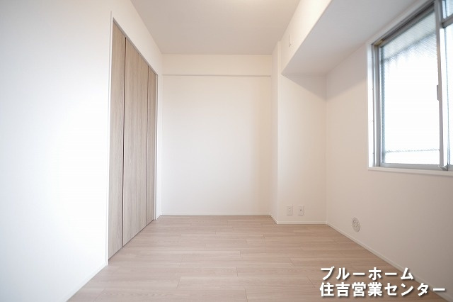 約5.3帖の洋室です！お部屋には収納や窓があります！