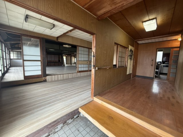 【田尻町　土地建物の玄関】