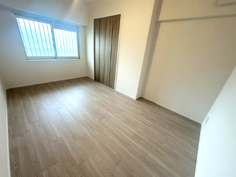 約6.5帖の洋室！木のぬくもりが感じられるナチュラルな雰囲気に仕上がった室内。全居室洋室仕様でお掃除もラクラク！