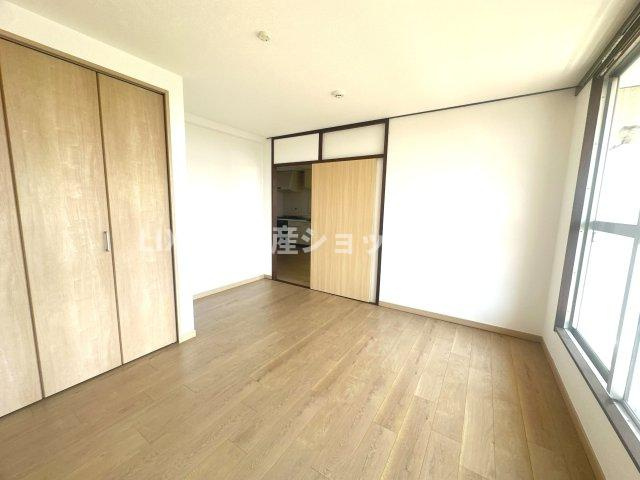 床材や建具は家具にも合わせやすい落ち着いた色合いになっております　