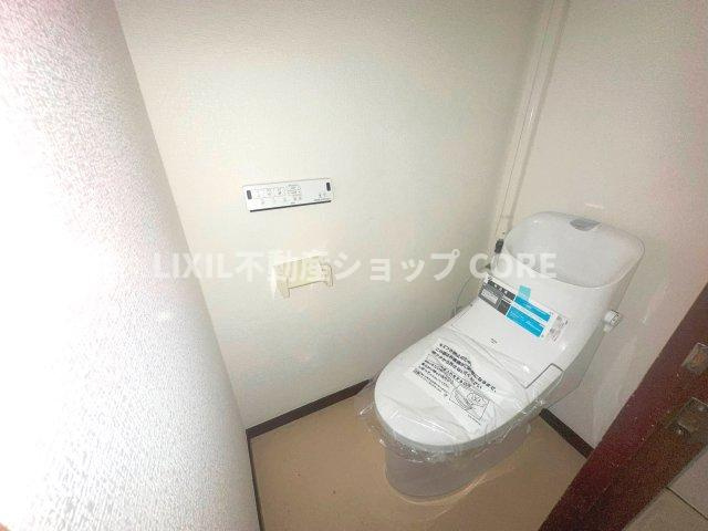 見た目もスッキリとしたデザインのトイレには温水洗浄暖房便座付き。　