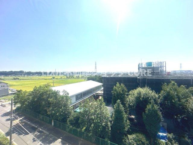開放感いっぱいの眺望と共に光と風を享受するバルコニー。景観を眺めることができます。　