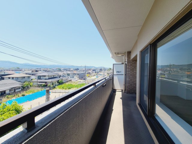 〇気持ちのいい空が見渡せる広いバルコニー。爽やかな風を感じて、心躍る素敵な暮らしがはじまります。