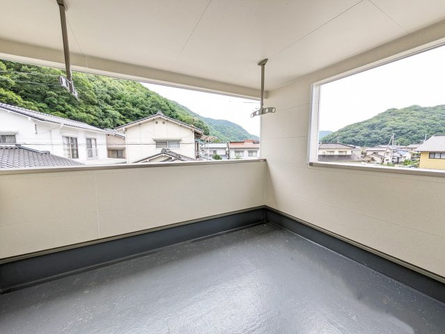 広々したバルコニーは洗濯干しに助かります