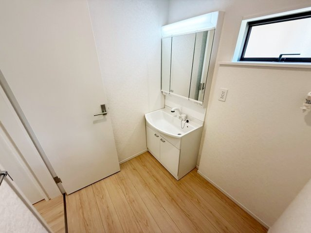 三面鏡の裏側の収納スペースには、スキンケア用品やヘアケア用品などをすっきり整理できます。