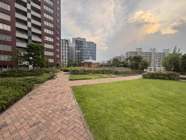 駐車場屋上にプラネットガーデン（空中庭園）有　