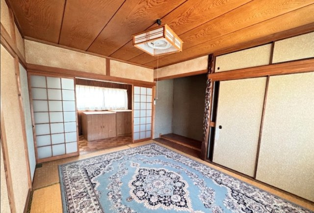 広々とした和室は、家族団らんの場や寝室としても利用しやすい空間です。隣接スペースとのつながりも良く、開放感のある間取り。障子越しの柔らかな光が和室ならではの落ち着きを演出します。
