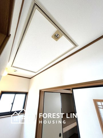 屋根裏収納　天井開口タイプ