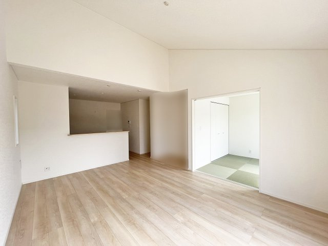 家族が集まる明るいリビング！ご家族の会話も弾みそうですね（施工例）
