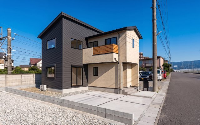 久喜市古久喜（全2区画）1号棟　外観完成イメージ　モノトーンを基調とし洗練された上品な外観になっております。バルコニーは幅広格子を横に配置。木調が高級感と自然な格調を感じさせます。