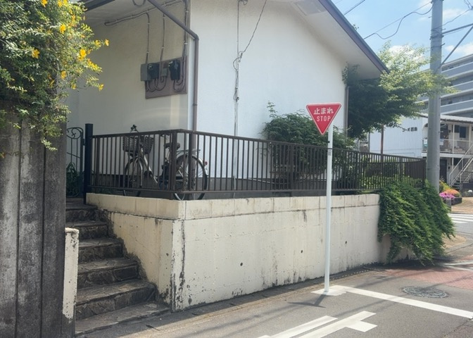 土地の形が極端に長細かったり、狭小地、あるいは道路との高低差がある傾斜地だった場合、後々売ろうとしても買い手がつかない場合もあります。後々、売却することになった時に価値の下がらない土地を選びましょう。