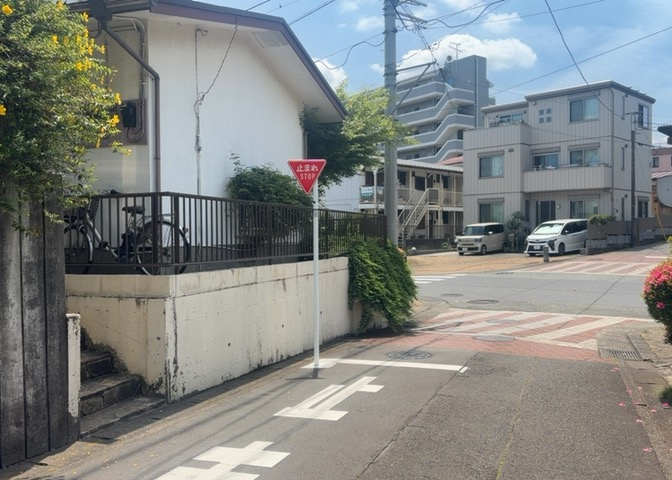 土地の面積＝住宅面積ではありません。建ぺい率の問題などで、土地のある場所によって住宅を建てられる面積は限られています。高さもしかり、「土地」という言葉の中には、建築条件も含まれると考えておきましょう。