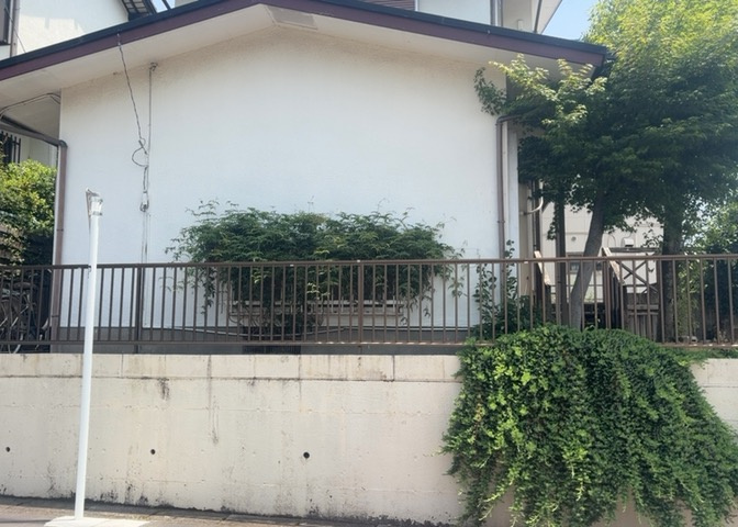 家を建てる場合、方位は要チェックです。現実的に日当たりのよい家ならばリビングは南側、建築基準法でも北側に当たる家への配慮は求められています。土地を見学に行く際は、方位磁針を持って行くようにしましょう。
