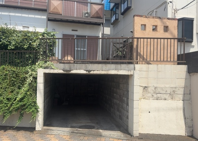 土地の前の道路に消火栓が設置されていることがあります。この場合、道路交通法第45条第1項により、駐車禁止の場所が指定されています。そのため、車庫などの駐車スペースをつくることができない場合があります。