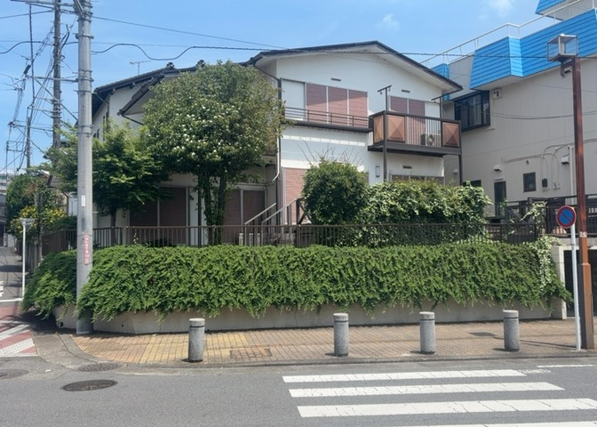 現地に行くなら、物件の周囲の地形がどうなっているかを見ることも大切です。周辺より低くなっている土地では、大雨などで水が集まりやすいため、地盤が弱くなっているということも考えられるため、注意が必要です。
