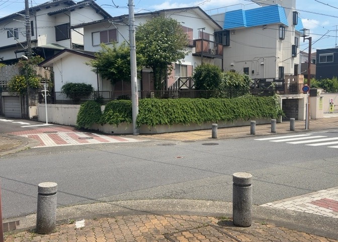 隣家の土地はどうなっているのか、生活利便施設が近くにあるのか、学校まで近いかなど、お客様のライフスタイルにあわせたイメージが重要です。また、近くにあると困る施設が近くにないかも確認するといいでしょう。