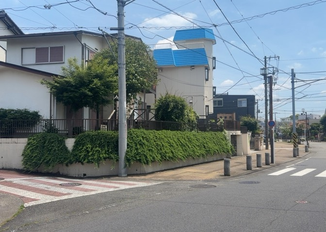 土地購入を検討されている場合、境界杭がない状態で購入してしまうと境界確定測量をする必要があり、費用がかかります。購入の前に、売主、隣土地所有者立ち合いのもと境界を確定し境界杭を設置するのがベストです。