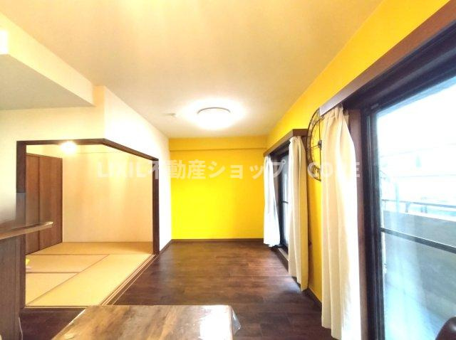 リビングの隣には和室を隣接、客間や奥様の休憩場所としても活躍すること間違いなしですね。