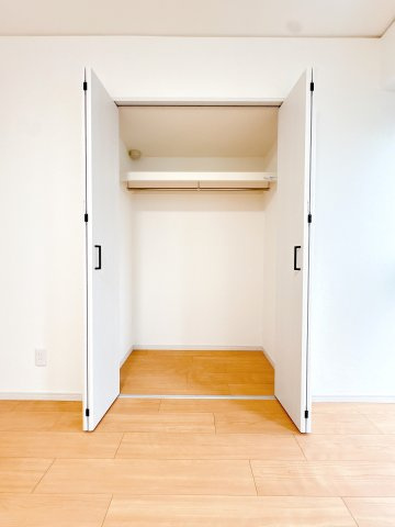 中部屋の収納になります♪