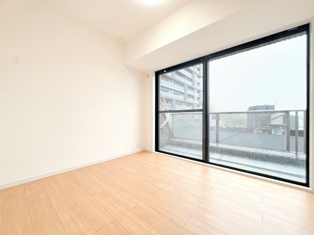 5帖の北東洋室になります♪