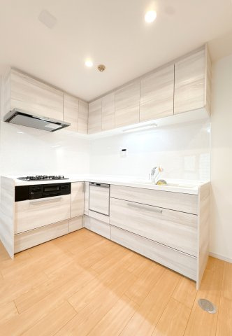 3口コンロ付きのシステムキッチンになります♪