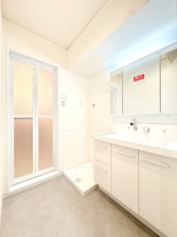 シャワーヘッド付き洗面台になります♪鏡裏には収納もございます♪