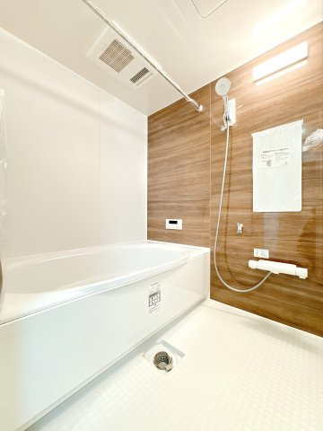 浴室暖房乾燥機付きの浴室になります♪雨の日でも気にせず洗濯物を干すことができます♪