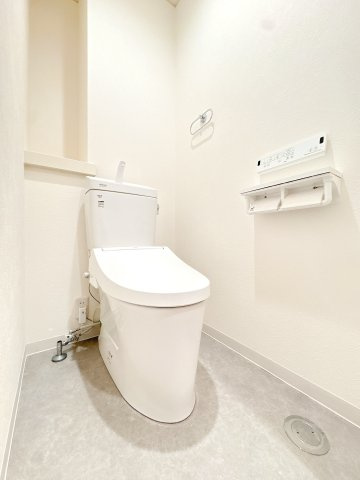 温水洗浄機付き便座になります♪