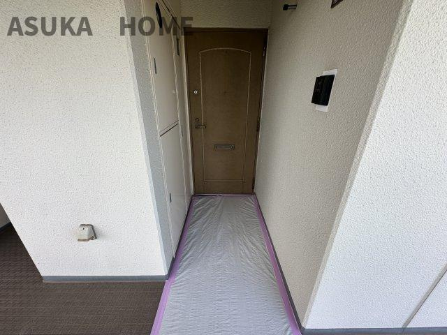 アルコープ付きの玄関です。プライベート性が高く扉が廊下に飛び出ないので安全性も◎