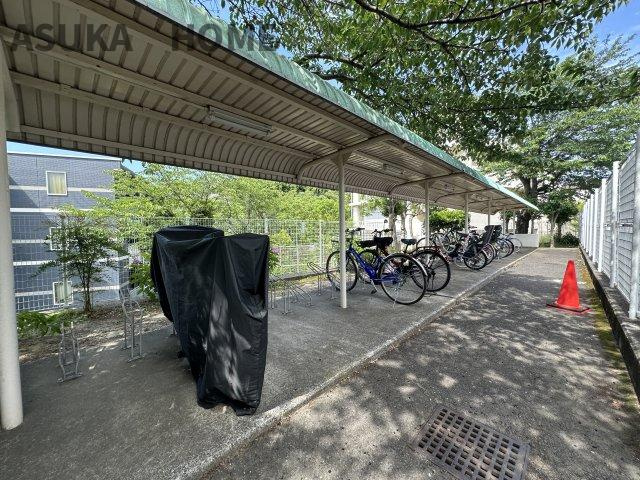 屋根付きの駐輪場です。大切な自転車を雨や錆などから守ってくれますね。　