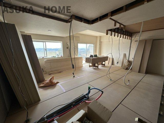 大きく開いた窓からは、明るい陽射しが射し込み風も良く抜けるので心地良い空間になってます。