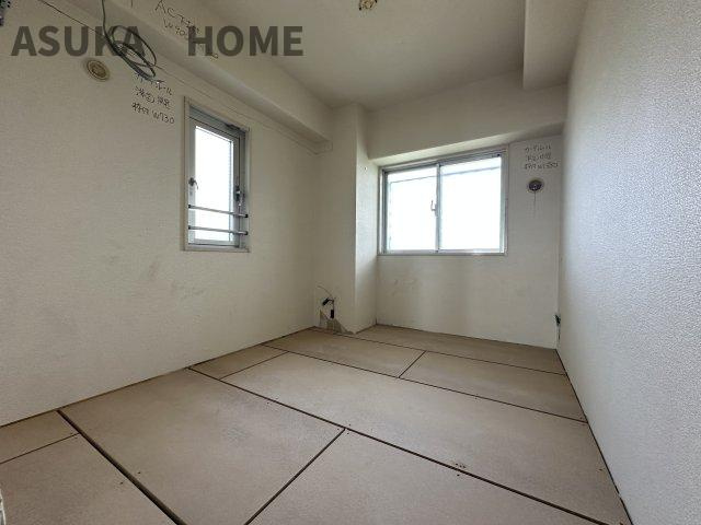 廊下側のお部屋は吹き抜けに面した明るいお部屋です。居心地◎なのでお子様部屋にも良さそうですよ。
