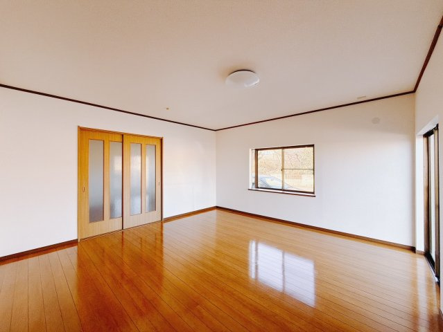 ■1階洋室｜時の流れと共に陽射しは装いを変え空間に新たな彩りを与えます。一日中家に居ても飽きることなく過ごすことができる素敵な空間です♪