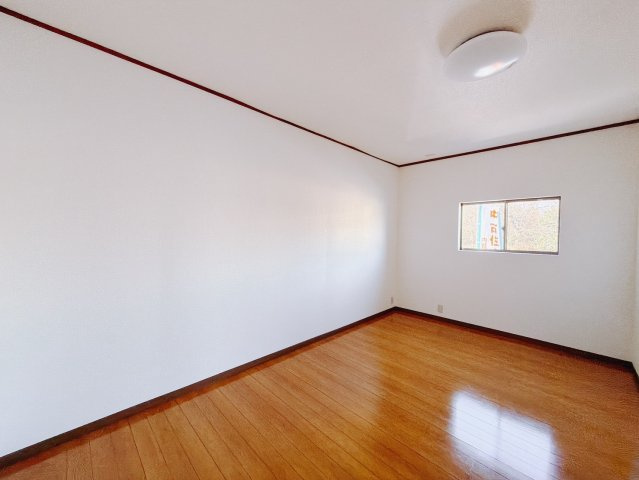 ■1階洋室｜ママ友が来ても子供達には子供部屋で遊んでいてもらうことができます。ママ達はリビングで楽しくおしゃべりに華を咲かせながら気兼ねなく盛り上がれます♪