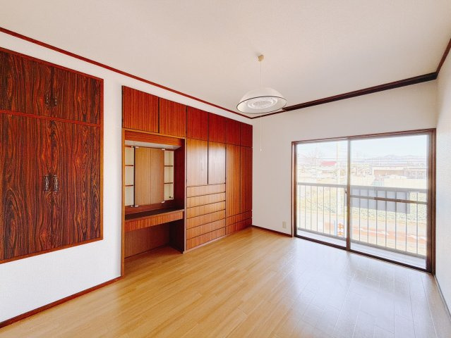 ■2階洋室｜お子様の一人部屋にピッタリな洋室。木のぬくもりを感じるお部屋は、天然木の味わいが時とともに深みを増していきます。また、傷にも強く、フリーワックスでお手入れもラクラクです♪