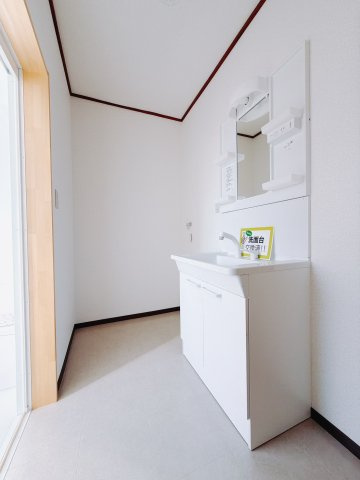 ■洗面室｜大きな鏡で朝の身支度もラクラク♪毎日の忙しい準備が楽しくなる洗面所です(^^♪