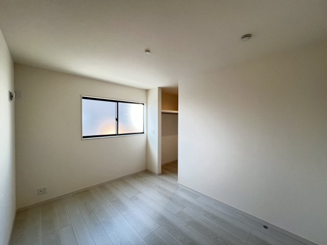 落ち着いた色調の寝室です
