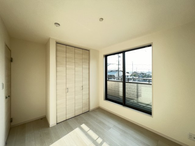 ゆったりした洋室です　クローゼット付き