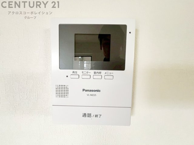 訪問者が来たときにテレビ画面で確認できるため、安心してドアを開けられます。録画機能があるものもあり、留守中に来訪者を記録しておくことができます。利便性が高く、セキュリティ面でも安心です。