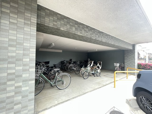 屋根付きの駐輪場で、サビや汚れの心配も不要。　