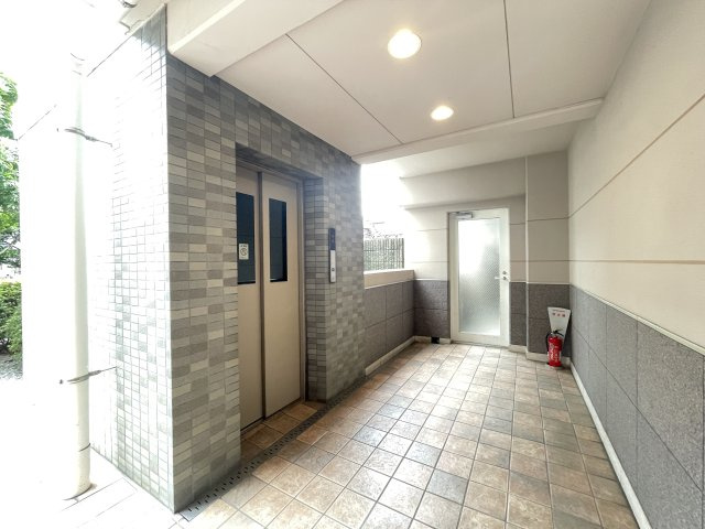 重たい荷物を持っていても、エレベーターがあれば安心です。　