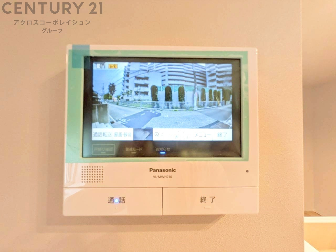 訪問者が来たときにテレビ画面で確認できるため、安心してドアを開けられます。録画機能があるものもあり、留守中に来訪者を記録しておくことができます。利便性が高く、セキュリティ面でも安心です。
